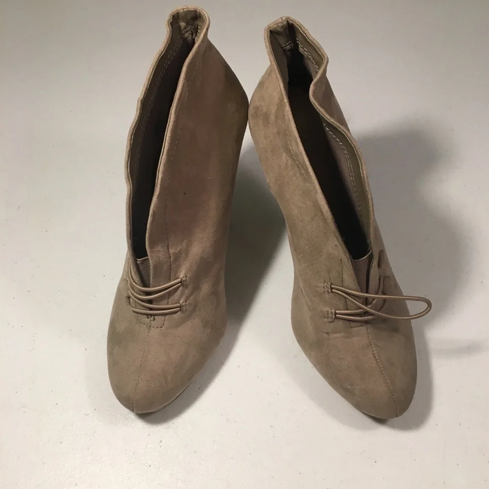Apt 9 Booties Size 9M button